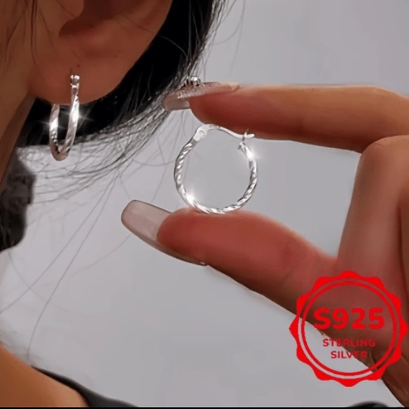 **BUY NOW** 925 Sterling Silver Hoop Earrings - Picture 1 of 2